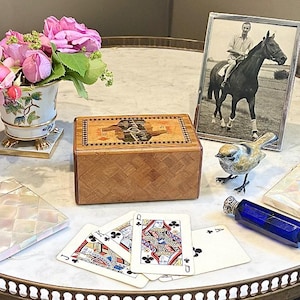 La comtesse a acheté un casse-tête vintage unique en marqueterie en bois pour le comte qui aimait son jeu de poker, son vin et elle bien sûr.
