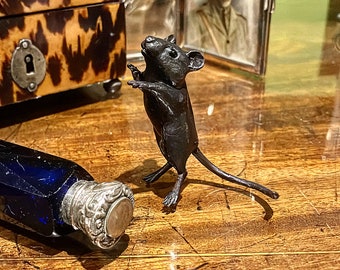 Jeder braucht eine freche Maus in seinem Wohnzimmer! Eine charmante kleine solide Bronze-Mausskulptur, die Sie nicht nachts wach hält, Englisch
