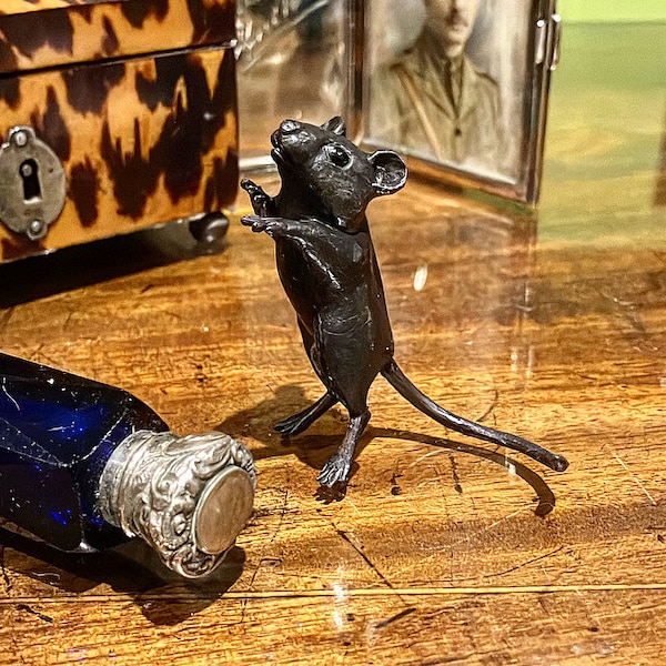 Tout le monde a besoin d'une souris coquine dans son salon ! Une charmante petite sculpture de souris en bronze massif qui ne vous empêchera pas de dormir la nuit,Anglais