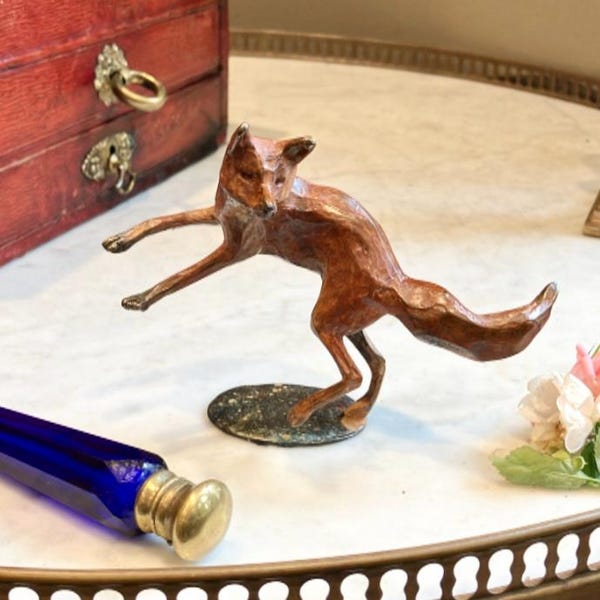 I'm so Foxy! Eine wunderliche Vintage Solid Bronze Leaping Fox Skulptur mit einer warmen, reichen Patina und goldenen Bronze-Highlights, die vor Glück springt