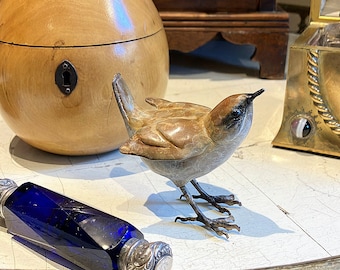J’adore les wrens .A very pretty solid Bronze Singing Wren Sculpture with a beautiful patina hand made in the United Kingdom