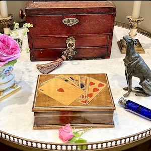 Na het eten trokken de dames zich terug in de bibliotheek, maar NOT The Dowager,POKER time Gents! Zei ze met een Italiaanse speelkaartendoos en sigaar?