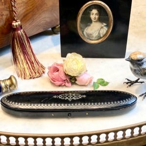 Che elegante astuccio per occhiali in cartapesta antica intarsiata, Lady Catherine, non essere ridicola, rispose, indosso lenti a contatto, è per i miei diamanti
