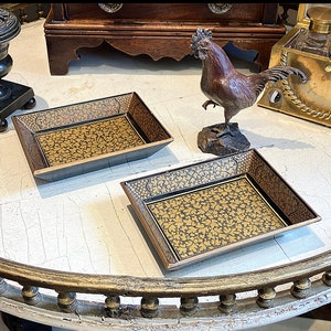 De jongens van Regency Aristo konden een avondje gokken niet weerstaan en begeerden de elegante antieke papier-maché chinoiserie-gamingdienbladen van meneer Darcy
