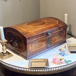 ナイリーさん、あなたは『高慢と偏見』の気分ですね、とエマは、彼がアンティークのジョージアン様式の寄木細工の棺をくれたときに言いました。ではダイヤモンドのティアラはどこにあるのですか?