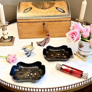 Tijdens de Grand Tour vond Wickham het geweldig om de Italiaanse graven te vilten bij Cards en begeerde hij een paar antieke chinoiserie-gamingkaarttrays van papier-maché