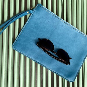 Personalisierte Leder-Clutch, Monogramm-Armband, Leder-Initialtasche, blaue Clutch-Tasche, personalisierte Schulter-Clutch-Tasche, Converty-Armband Bild 9