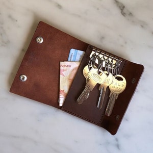 Portachiavi in pelle personalizzato con scomparti per carte, fibbia per 6 chiavi e 2 scomparti per carte, portachiavi compatto, portaoggetti EDC, regali per la festa del papà con incisione.