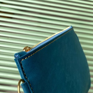 Personalisierte Leder-Clutch, Monogramm-Armband, Leder-Initialtasche, blaue Clutch-Tasche, personalisierte Schulter-Clutch-Tasche, Converty-Armband Bild 8