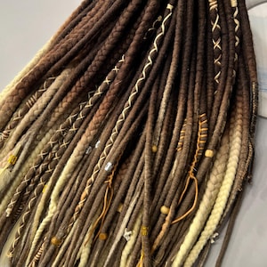 Rastas de lana mezcladas con degradado hechas a mano en tonos marrón chocolate moca capuchino vainilla plumas rubias cuentas como regalo