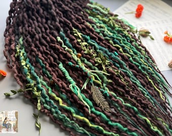 Rastas de lana rizadas con efecto degradado en tonos chocolate y verde musgo, hechas a mano en EE. UU.