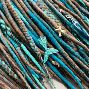 Dreadlocks de lã ombré feitos à mão, mistura marrom escuro, marrom, cappuccino, creme, onda do mar, azul menta + tranças, madeira, osso, metal, sereia, contas como presente
