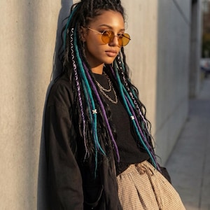 Rastas suaves de textura mixta en negro, morado y turquesa, hechas a mano en EE. UU.