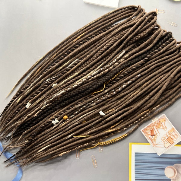 Woll-Dreadlocks, braun, irisch, cremeblond, cremefarben, sandige Zöpfe, Senegal-Dreadlocks, handgemischte Bandage, Perlen, Knochen, Muscheln