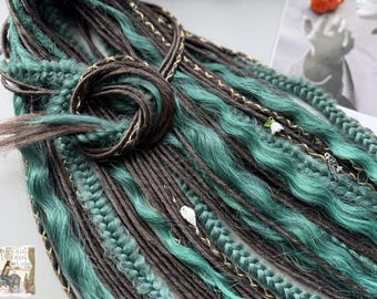 Gemengde set bosheks: levendige groene krullen en donkerbruine dunne dreads