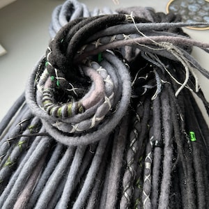 Dreadlocks de lã pretos, tons de cinza, cinza escuro, aço, cinza médio, preto, verde, oliva, fio prateado, contas de osso, contas de cobra como presente