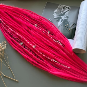 Puede incluir: Una taza de cerámica blanca con un asa negra y el texto "But First, Coffee" en negrita negra. La taza se encuentra sobre un fondo borroso, sugiriendo un ambiente acogedor.