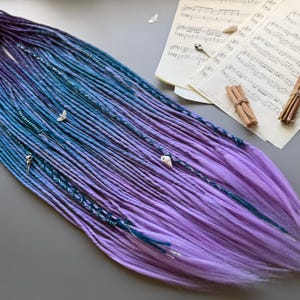 Boho-Goth-Dreadlocks in Pflaume-Türkis-Blau-Flieder-Ombré mit silbernen Haarsträhnen, handgefertigt in den USA