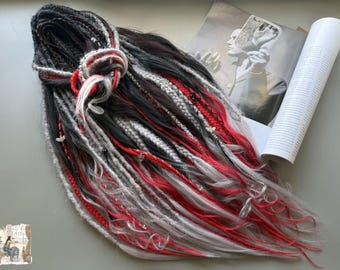 Conjunto de rastas sintéticas mixtas negras, rojas y grises estilo cyberpunk con trenzas y rizos.