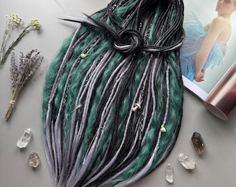 Micro rastas estilo bruja color gris esmeralda, set de rastas rizadas estilo boho con dijes
