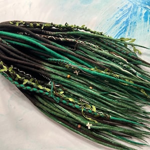 Rastas de lana de bruja del bosque: degradado verde y marrón con cuentas.