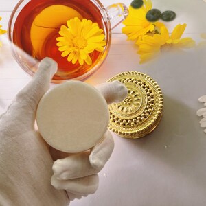 Shampoo solido alla calendula naturale: cura artigianale dei capelli per i dreadlocks