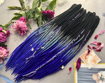Rastas de lana ombre negro-gris-cielo en 2 tonos de vendaje púrpura, cuentas, huesos como regalo estilo boho vikingo