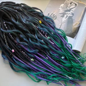 Dreadlocks aus Merinowolle, 60 cm, Schwarz-Türkis-Lila-Ombré, handgefertigt in den USA