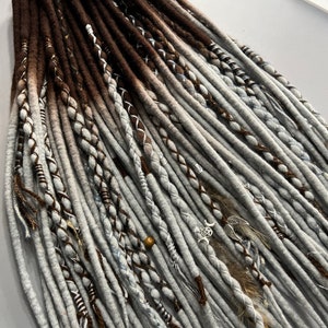 Dreadlocks de lã marrom ombre em cinza claro, boho prata, contas de metal de platina, penas, contas de lua, estrela, asas, bandagem como um presente