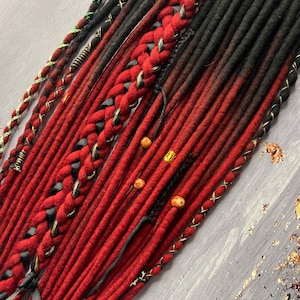 Rastas de lana trenzas de rastas negras y rojas ombre con hilo dorado, cinta negra y cuentas de cordón de cuero estilo boho vikingo