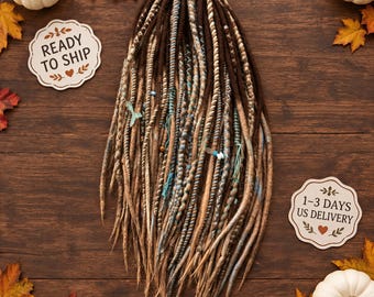 Op de afbeelding: Een set synthetische dreadlocks in tinten donkerbruin, lichtbruin en crème, geaccentueerd met lichtblauw garen, gevlochten secties en kleine kralen, aan de bovenkant samengebonden met een dun lint.