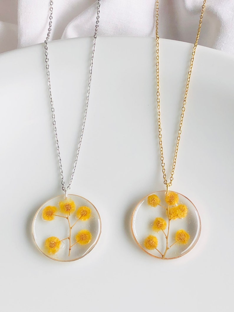 Collier, boucles doreilles ou bracelets fleur de mimosa sous résine image 3