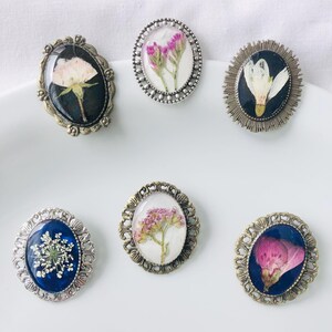 Broche Vintage Avec Fleurs Séchées - Ancienne, En Résine - Environ 3.1 Cm - Occasion Très Bon état