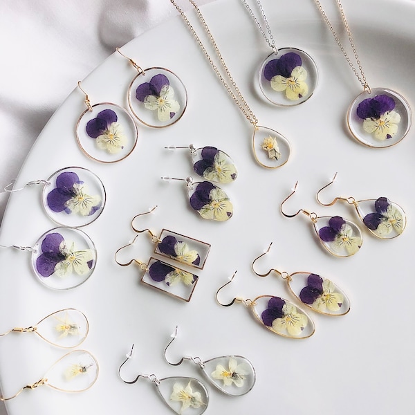 Boucles d'oreilles, collier ou bague véritable fleur de pensée violette/jaune ou pensée sauvage blanche sous résine