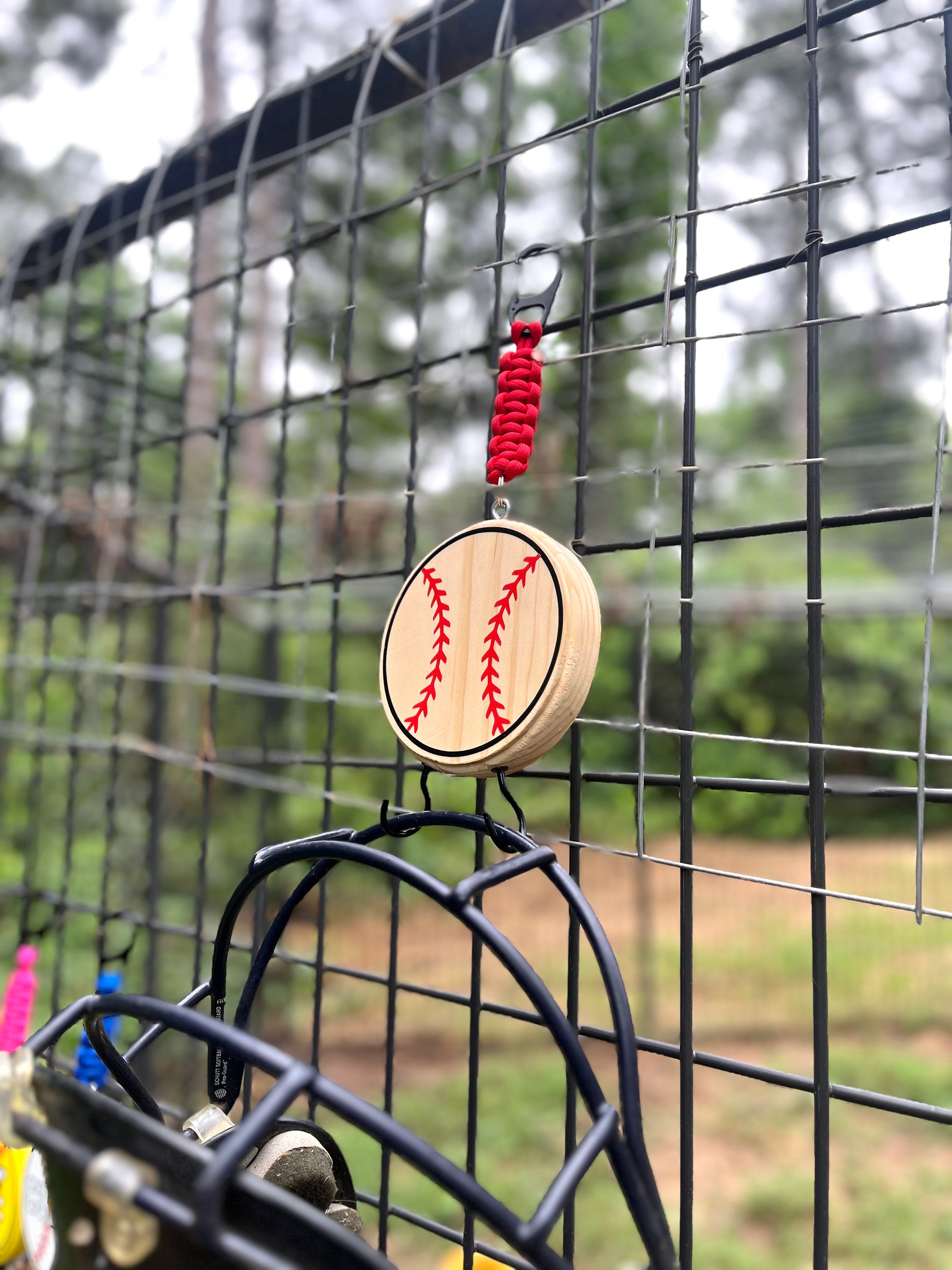 Oikabio Honkbal Softbal Gear Hanger Dugout Organizer Baseball Bat Houder met Handschoen Clip en Helm voor Speeltuin Hek