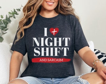 Camiseta de enfermera de turno de noche, camiseta divertida para enfermeras de turno de noche, regalo de agradecimiento para enfermeras registradas, camiseta con "Me encanta el turno de noche y el sarcasmo", vida en el turno de noche