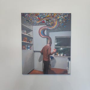 Può includere: Un dipinto a olio raffigura una persona in una cucina che tiene una tazza rossa, con un flusso arcobaleno che emana dalla sua testa. La cucina comprende una finestra, mensole con oggetti e un armadio. L'opera d'arte ha una qualità surreale e onirica.