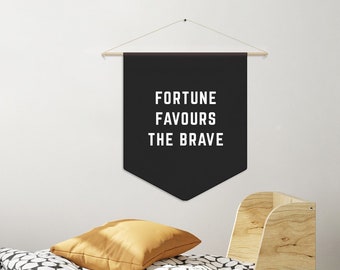 Bandiera "La fortuna aiuta gli audaci", bandiera per cameretta dei bambini in stile boho, insegna moderna per cameretta dei ragazzi, bandiera neutra per sala giochi per cameretta delle ragazze in stile boho.