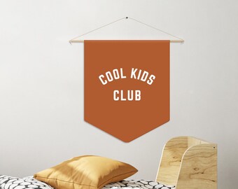 Striscione da parete con bandierina Cool Kids Club, cartello moderno per la cameretta dei ragazzi, decorazione boho per la cameretta delle ragazze, decorazione neutra per la cameretta dei bambini, sala giochi boho per bambini.