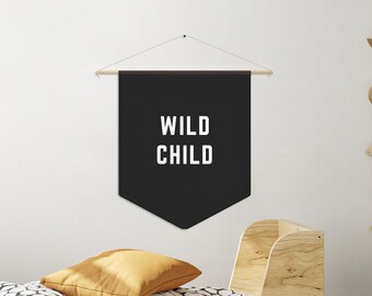 Striscione con bandiera e gagliardetto per cameretta dei bambini "Wild Child", decorazione da parete, cartello in stile boho per cameretta delle bambine, arredamento moderno per cameretta dei ragazzi, arredamento neutro per cameretta dei bambini, sala giochi in stile boho per cameretta dei bambini