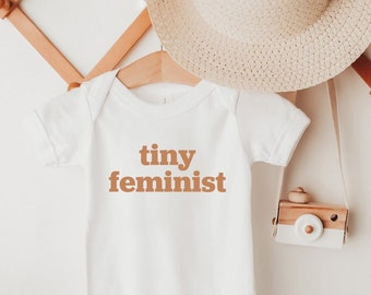 Tiny Feminist Baby Onesie®, maglietta per bambini Tiny Feminist, maglietta per bambini GRL PWR, abbigliamento per neonati in stile boho, regalo per neonati in stile retrò vintage, maglietta per neonati femminista