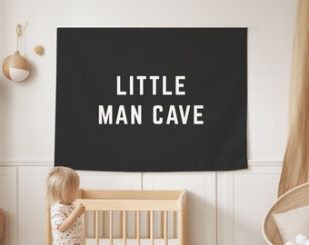 Striscione Little Man Cave, striscione per cameretta dei ragazzi, decorazione da parete per sala giochi, arazzo per sala giochi, decorazione per cameretta dei ragazzi, cartello nero per cameretta dei bambini, cartello per camera da letto dei ragazzi