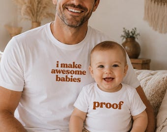 Könnte beinhalten: Ein weißes T-Shirt mit dem Text i make awesome babies in Braun und ein weißer Baby-Body mit dem Text proof in Braun. Das T-Shirt hat einen Rundhalsausschnitt und kurze Ärmel, während der Body kurze Ärmel und einen einfachen Halsausschnitt hat.