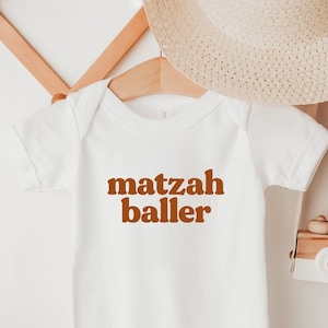 Matzah Baller Onesie®、過ぎ越しの祭りの子供用シャツ、ユダヤ教のベビーシャワーギフト、ユダヤ教のベビーギフト、過ぎ越しの祭りのOnesie®、過ぎ越しの祭りのギフト、ユダヤ教のOnesie®、ペサハ