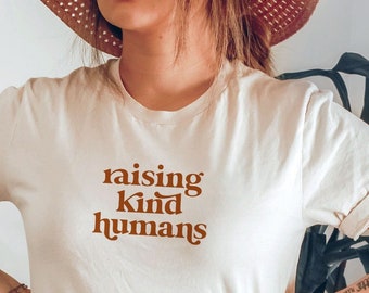 Vriendelijke mensen opvoeden, hen opvoeden vriendelijke moeder tshirt retro groovy mama vriendelijkheid leraar shirt be kind shirt vriendelijke moeder hippie mama shirt positiviteit