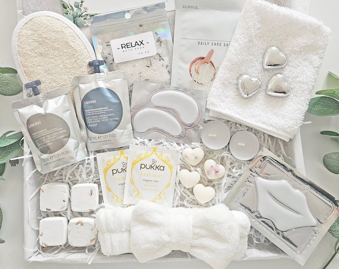 WEDDING SPA GIFT box for bride to be, Bridal Shower Pamper hamper gift set, Hen do self care package, Bride Pre wedding box from bridesmaids