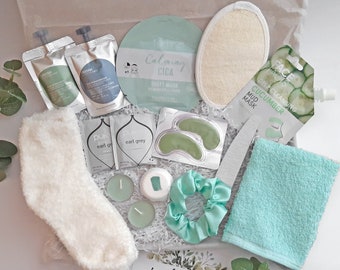 Peut inclure: Une boîte-cadeau remplie d'articles de soins personnels, dont une chaussette de pantoufle en fourrure blanche, des masques pour les yeux verts, un masque facial vert, une serviette de bain verte, un chouchou vert et une carte qui dit "juste pour dire".