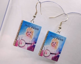 Dolly Parton Goldenbook Boucles d’oreilles miniatures en argile polymère - Mignon et léger. Fait à la main avec AMOUR et parfait pour les cadeaux, les auteurs, les musiciens