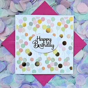 Belle carte de joyeux anniversaire 3D dorée et ballons multicolores pour tous les âges.