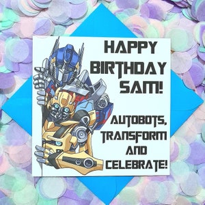 Biglietto di auguri di compleanno colorato e divertente, illustrato a mano e personalizzato, con i Transformers Optimus e Bumblebee. Il biglietto perfetto per gli amanti delle auto.